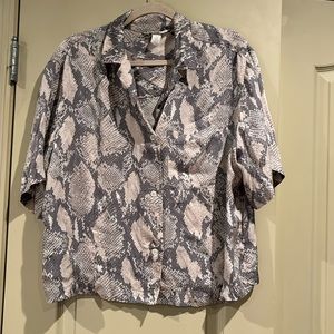 H & M animal print cropped button down sz M